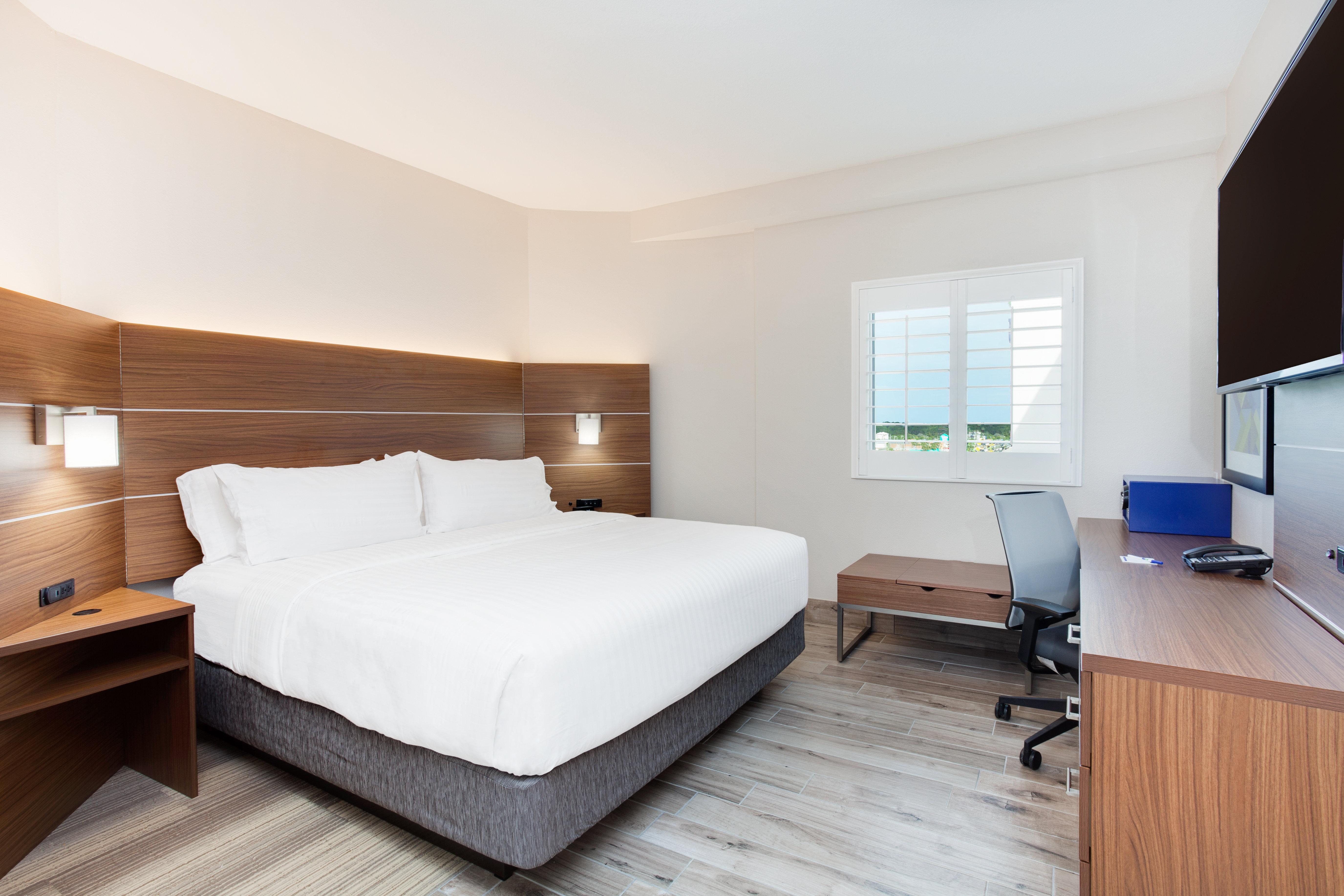 Holiday Inn Express & Suites Panama City Beach Beachfront By Ihg Bagian luar foto